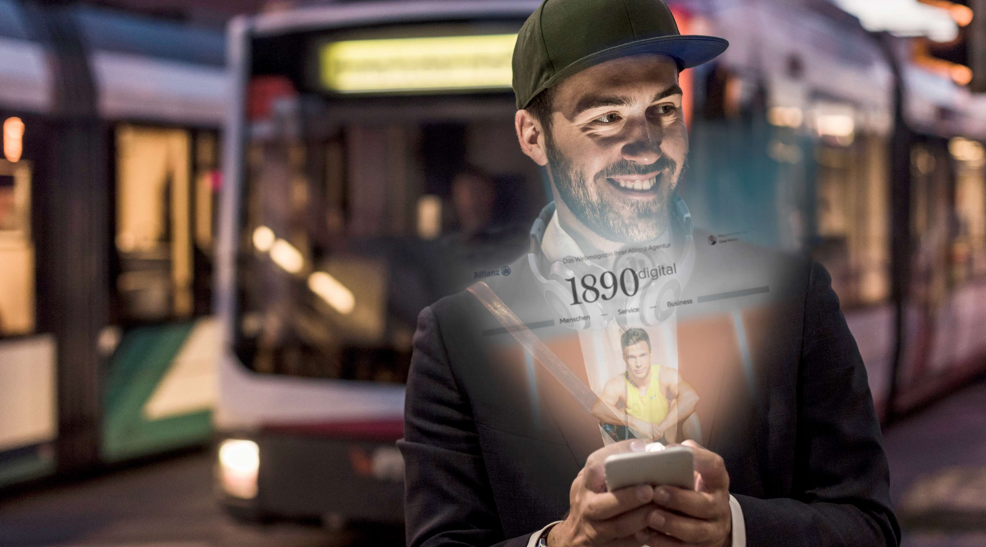 Mann steht vor einem Bus und sein Smartphone erleuchtet sein Gesicht